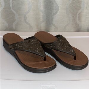 NWOT Crocs Monterey Diamante Wedge Flip Flop‎ Thong Sandals Brown Size 9